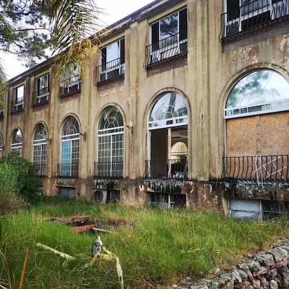 Hoy el hotel El Campanario se encuentra en estado de abandono (Foto: @aspenpunta)
