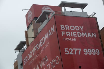 Hoy, el hotel está cubierto con un tela de la desarrolladora