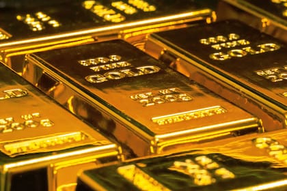 Hoy el oro cotiza a US$2374 la onza, tras haber marcado un récord histórico de US$2446 durante el viernes pasado.