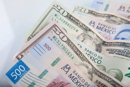 Hoy, el peso es afectado por el fortalecimiento del dólar, indica Monex