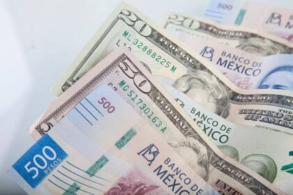 Hoy, el peso se debilita frente al dólar, al igual que la mayoría de las divisas emergentes, indica Monex