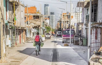 Hoy: el sector fue reconstruido con pavimento, alcantarillas y luminarias