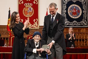 Hoy, en Alcalá de Henares, los reyes Felipe y Letizia entregaron al escritor Álvaro Pombo el Premio Cervantes 2024