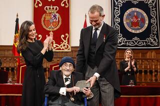 Álvaro Pombo recibió hoy el Premio Cervantes de manos del Rey de España