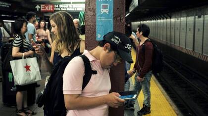 Hoy en día consumimos el equivalente a 175 periódicos al día