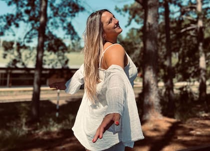 Hoy en día, Emilia acompaña a mujeres en su búsqueda interior mediante la meditación y la escritura, guiándolas con la misma ternura que un día se dio a sí misma.