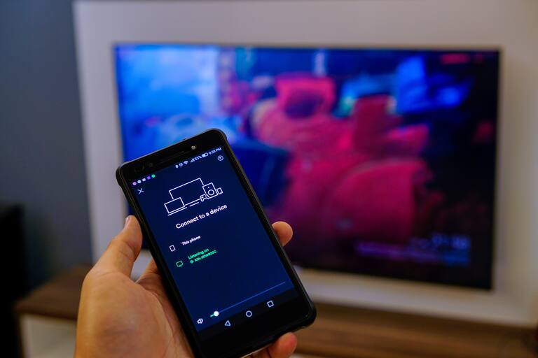 Cómo conectar una smart TV a internet: con y sin adaptador y a través del  móvil