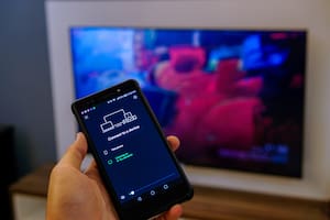 Así es como podés conectar tu teléfono Android o tu iPhone al televisor usando Wi-Fi