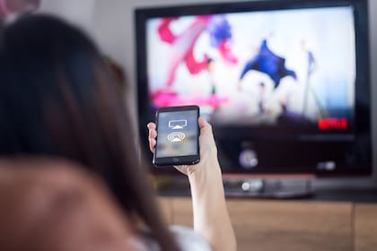 Hoy en día es muy fácil vincular un celular (con Android o con iOS) a una pantalla más grande, tanto para "delegarle" la reproducción de contenido (de YouTube, Netflix, Disney+, etcétera) como para duplicar en el televisor lo que vemos en el celular