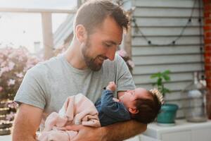 Hoy en día, los padres en Suecia tienen derecho legal a un total de 480 días de baja laboral, uno de los paquetes financiados por el Estado más generosos del planeta