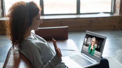Hoy en día se puede hacer prácticamente cualquier actividad sin estar en el lugar de trabajo (llámese trabajo a distancia o teletrabajo)
