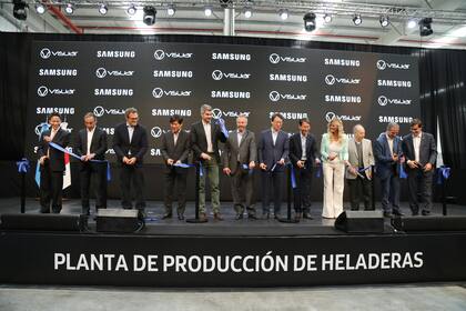 Hoy en la inauguración de la planta de Samsung y Visuar en Cañuelas. Sumará 350 empleados.
