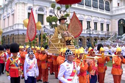Hoy es el primero de tres días de elaboradas ceremonias de siglos de antigüedad para la coronación formal de Vajiralongkorn, quien lleva más de dos años en el trono tras la muerte de su padre, el rey Bhumibol Adulyadej, fallecido en octubre de 2016, después de siete décadas en el trono