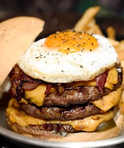 Trabajó con Bourdain y abrió una hamburguesería pionera que sobrevivió a la primera ola y es un clásico de Palermo