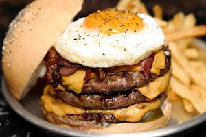 Trabajó con Bourdain y abrió una hamburguesería pionera que sobrevivió a la primera ola y es un clásico de Palermo