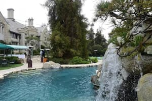 Hoy, la célebre piscina donde se celebraron tantos eventos en la Mansión Playboy está vacía y en obra