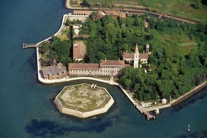 Hoy la isla de Poveglia es un centro de actividades artísticas y un refugio verde de calma y paz