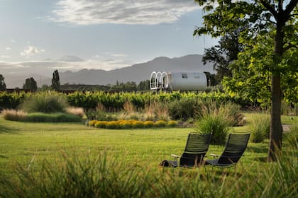 “Hoy la naturaleza alrededor del hotel ha crecido y el jardín está precioso. Eso es lo más lindo, más allá de la arquitectura que acompaña. Y la vista es impagable”, dice Cecile.