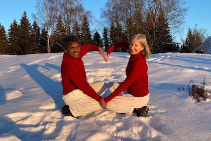 Hoy la pareja vive en Suecia, retirada, en donde tiene una casa en la naturaleza y dos hijos. Hacen yoga, meditación y caminan todas las mañanas en el bosque.