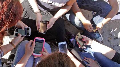 Hoy los institutos están mucho más sensibilizados a la hora de permitir el uso de móviles en sus centros, pero no hay cifras de cuántos niños lo tienen o no durante el primer año de secundaria