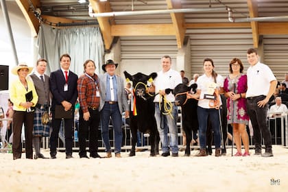 “Hoy, más de 75 años después, la historia, como siempre, se vuelve a repetir y ya estamos con genética argentina en España, esta vez sumamos otra raza, la Angus, líder mundial y con otro formato: con embriones congelados y semen”, dice