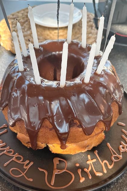 "Hoy me doy los gustos", escribió tras compartir las fotos de las tortas en el día de su cumpleaños.