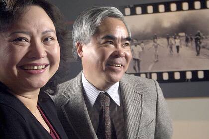 Hoy, Phuk y Ut posan orgullosos ante la imagen