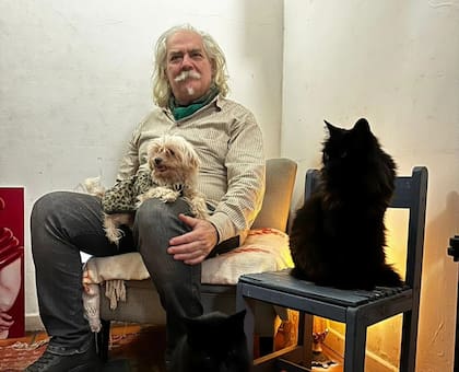 Hoy retirado de la noche vive con 8 gatos, pero a lo largo de su vida tuvo 50 y 5 perros, en la foto con su perra Bianca y los gatos Bandido y Kylo Ren
