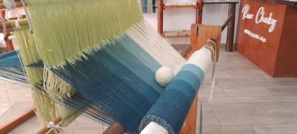 Hoy, Rua Chaky cuenta con un local-taller en el Departamento de Belén, Catamarca, en donde trabajan el vellón en bruto para producir sus prendas