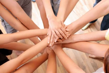 La solidaridad es uno de los valores que caracterizan a las personas de Acuario