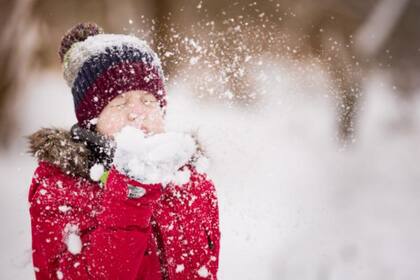 Hoy se sabe que una molécula de agua está formada por dos átomos de hidrógeno y uno de oxígeno, formando un ángulo de 104,5 grados
