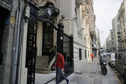 Hoy, solo los hombres pueden acceder a los espacios deportivos de la sede de Viamonte, mientras en la práctica las mujeres pueden ingresar para participar de actividades “sociales y culturales”