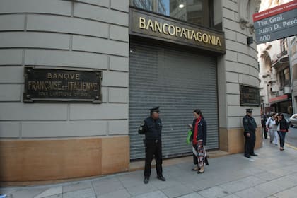 Todos los bancos estarán cerrados el lunes 3, martes 4 y lunes 24, los tres feriados que tiene el tercer mes del año