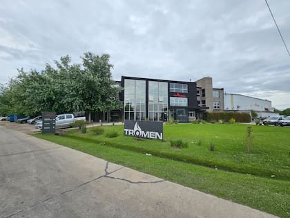 Hoy, Tromen dispone de seis galpones y un total de 14.000 m2 productivos