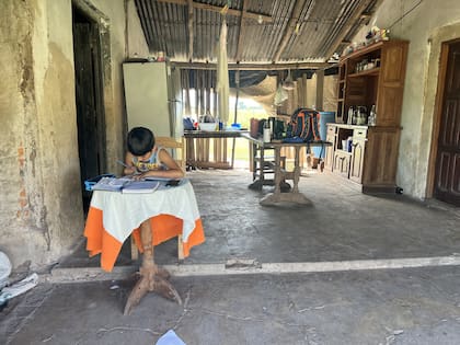 Hoy Uriel está enfermo y por eso no fue a la escuela; para no atrasarse con la escuela se sienta a practicar la letra cursiva