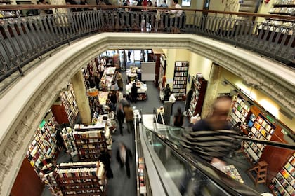 Hoy y ayer: El Ateneo se instaló en Florida 371 en 1936 y pocos años más tarde cruzó la peatonal y se ubicó en el 340