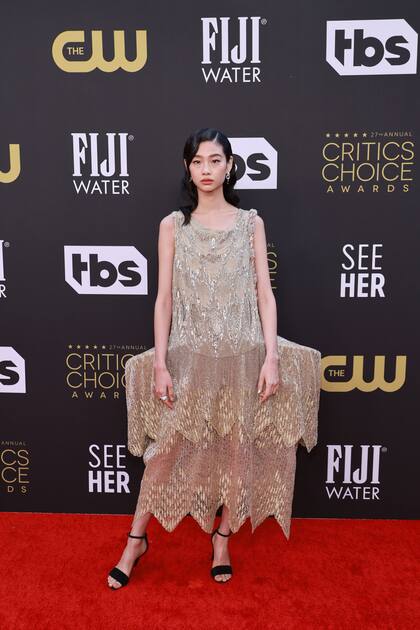 HoYeon Jung se animó a un modelo en capas con transparencias y dorado
