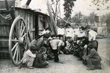 Hoyo y quema, un juego de los tiempos en que las calles de tierra permitían hacerles pequeños pozos, donde hacer que entraran las bolitas.