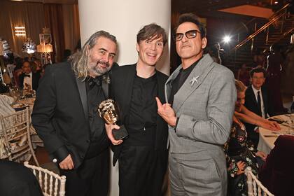 Hoyte van Hoytema (director de fotografía), Cillian Murphy y Robert Downey Jr. celebran el triunfo de Oppenheimer, que arrasó con siete premios.