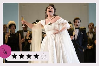 La Traviata fluye en su propuesta escénica y brilla en las voces de Hrachuhi Bassenz, Lipanit Avetisyan y Vladimir Stoyanov