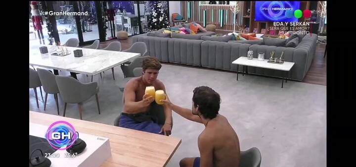 El brindis entre Marcos y Agustín en honor a un exjugador