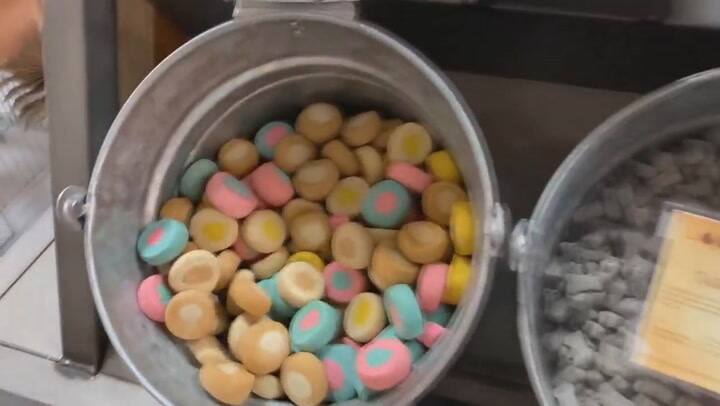 Una pareja degusta 'snacks' antes de darselos a su mascota