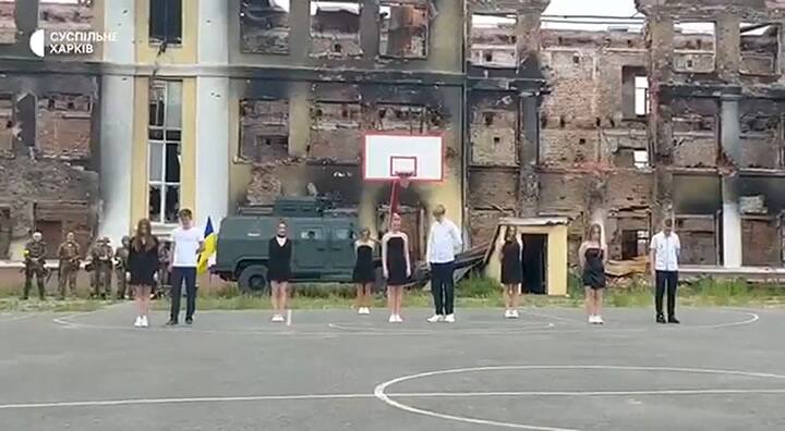 Estudiantes bailan el vals de graduación en una escuela de Ucrania en ruinas
