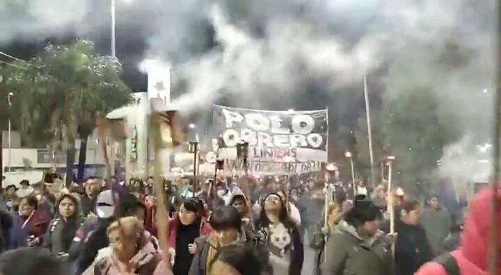 Piqueteros realizan una “marcha de antorchas” y buscan acampar en Plaza de Mayo