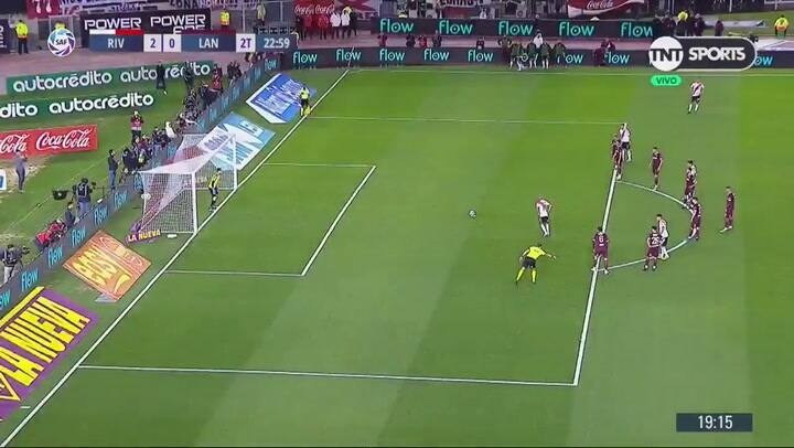 De La Cruz lo quiso patear y la hizo de lujo, pero le salió mal - Fuente: Twitter