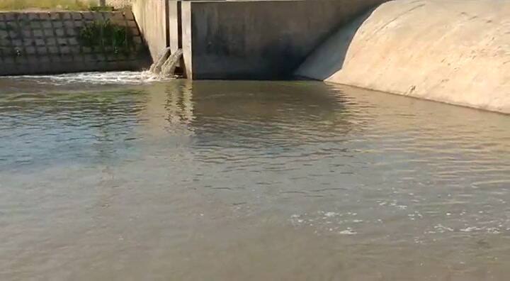 La apertura de una de las compuerta del la azud nivelador de Tostado