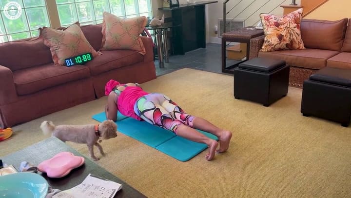 La mujer más longeva en hacer una plancha abdominal