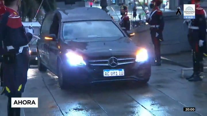 Murió Carlos Menem: bajo la lluvia, el expresidente es velado en el Congreso