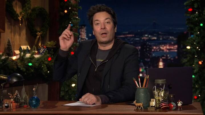 Gal Gadot y Kristen Wigg se divierten en el set de Mujer Maravilla 1984 - Fuente: YouTube