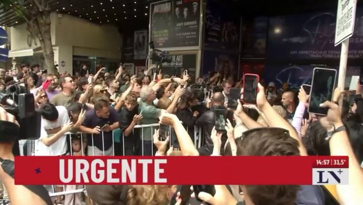 Javier Milei sale del Teatro Roxy